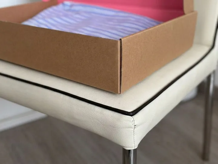 Kraft corrugated apparel mailer corner showing folded front wall and side seam