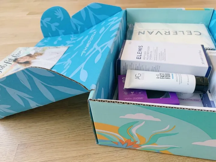 Close view of an open subscription mailer showing corrugated edges, side wing, front wall, and mixed products
