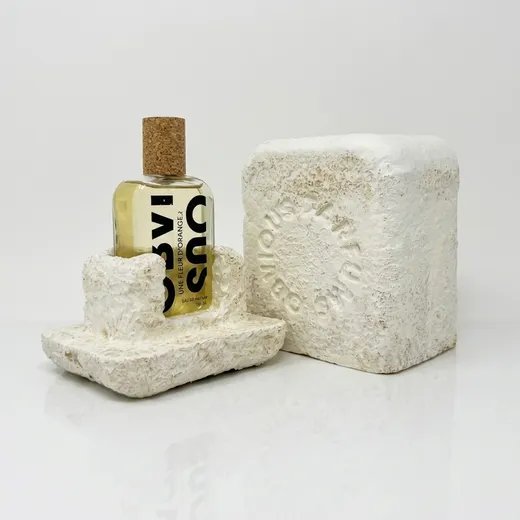 Open two-piece mycelium packaging with a fitted perfume support